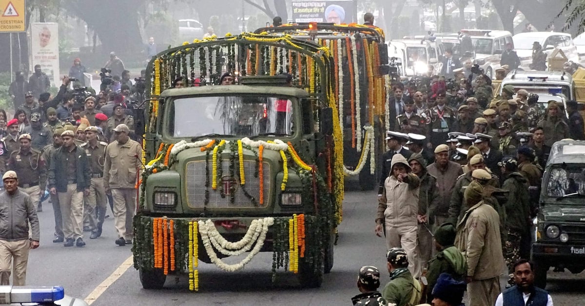 कांग्रेस नेताओं ने एआईसीसी मुख्यालय में मनमोहन सिंह को अंतिम श्रद्धांजलि दी