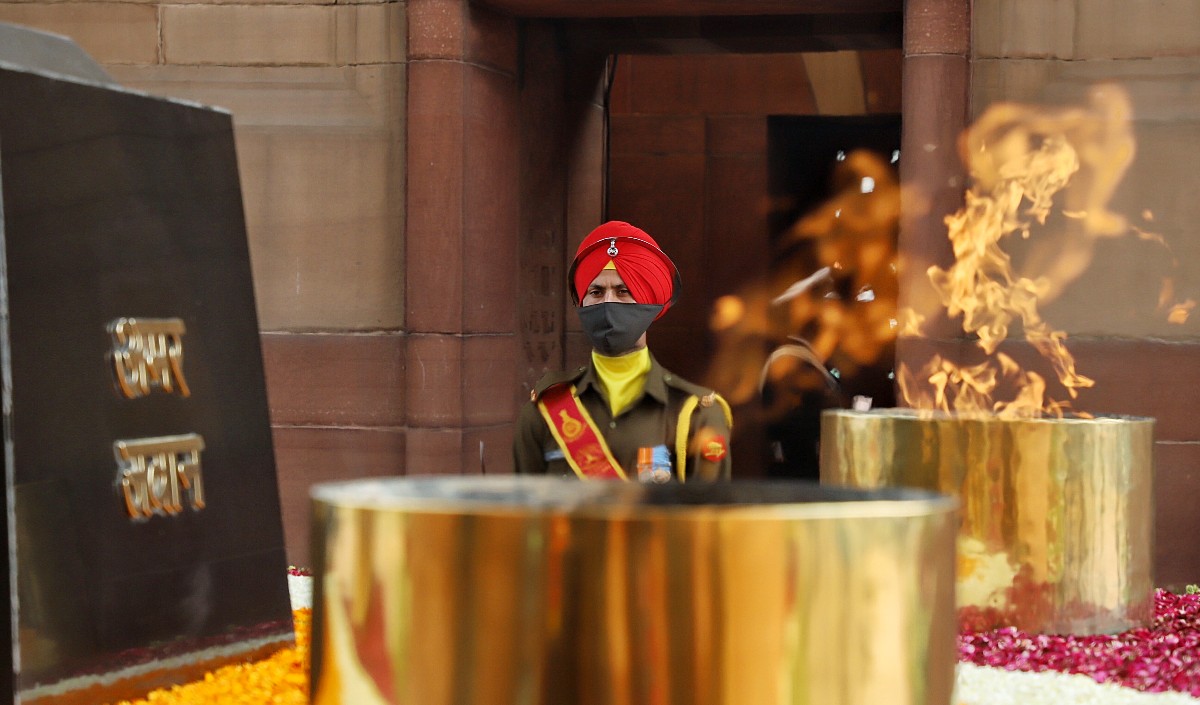 amar jawan jyoti war memorial reminds brave soldiers of country flame at india gate also story