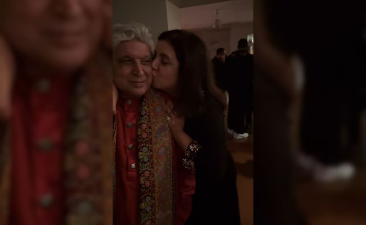 Just Javed Akhtar And Farah Khan Dancing To Mere Mehboob Mere Sanam