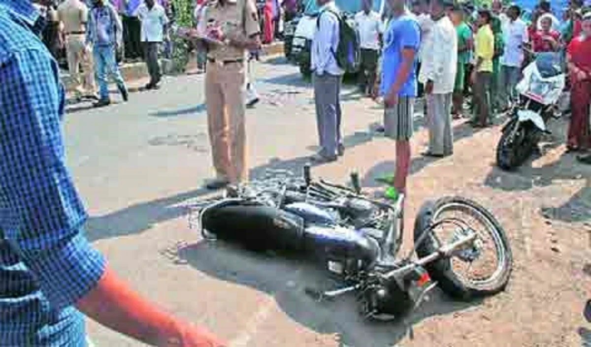 three people died another injured in the collision between two motorcycles in jabalpur