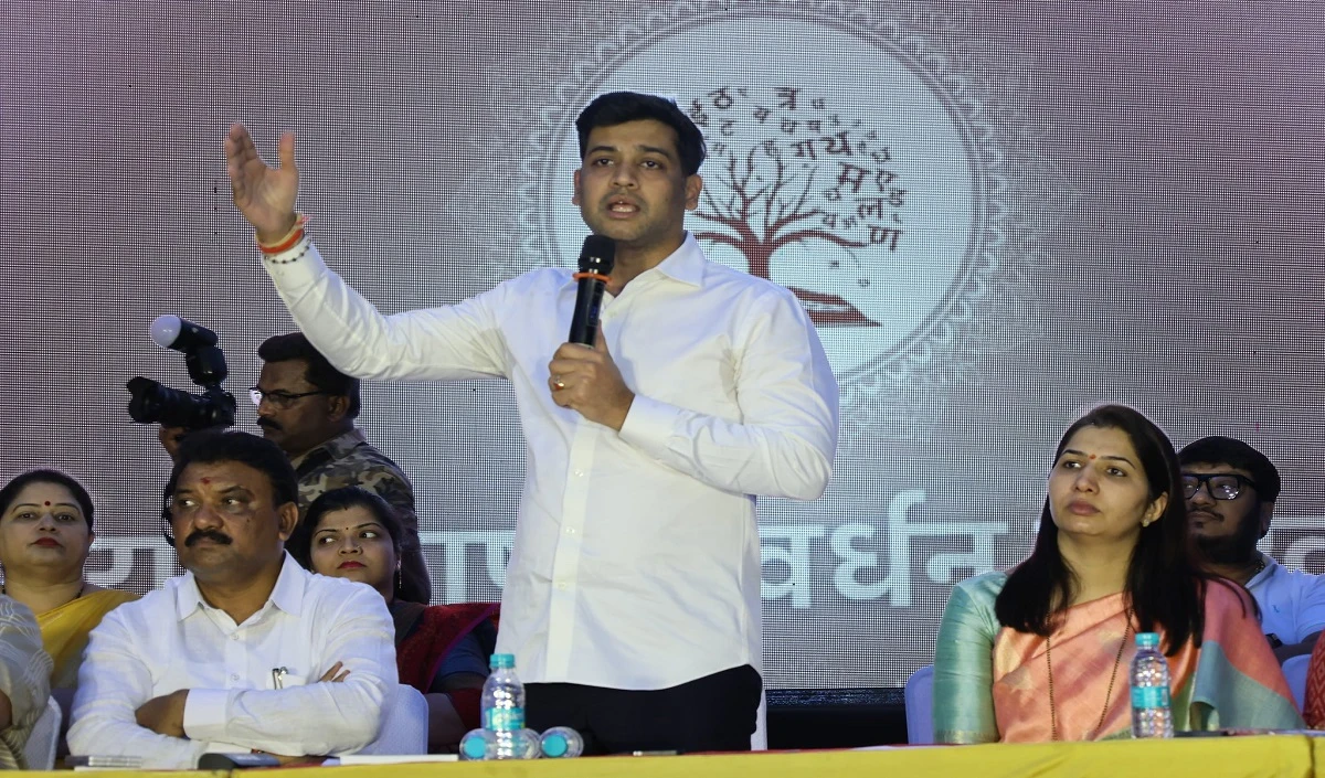 eknath shinde mp son shrikant was seen in style creating a stir on the streets without a helmet