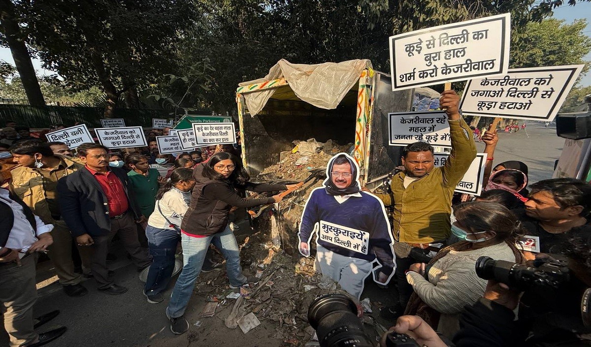 Swati Maliwal Filled 3 Vehicles with Garbage and Threw it outside Kejriwal House