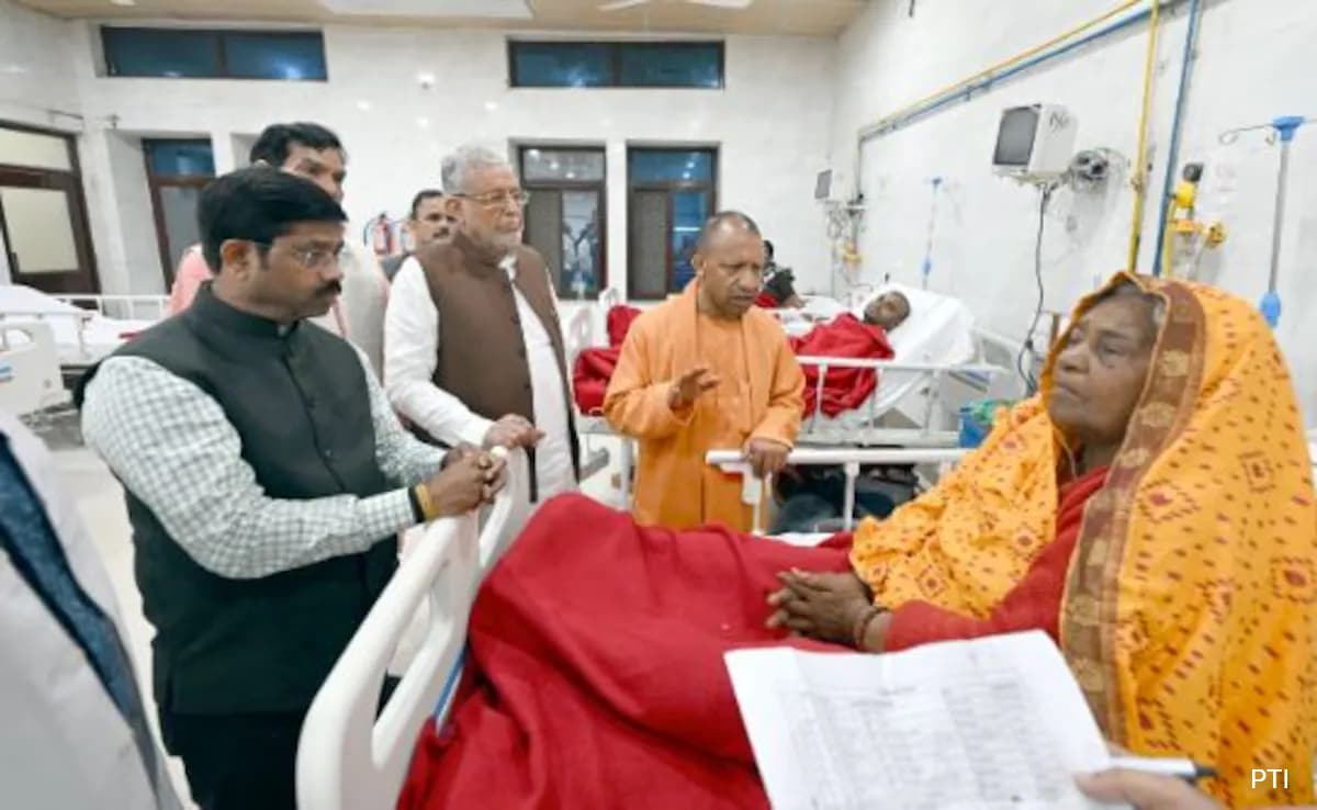 Yogi adityanath meets injured in hospital