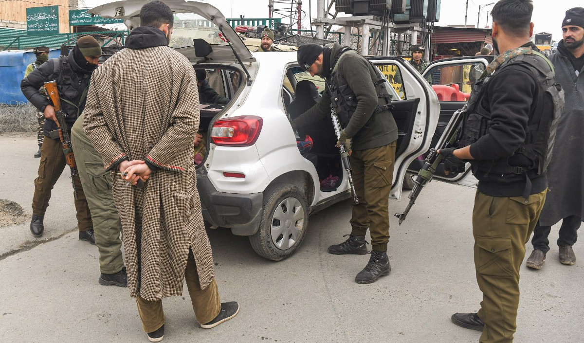 Delhi: Three Bangladeshi were caught on charges of living in India on the basis of fake documents