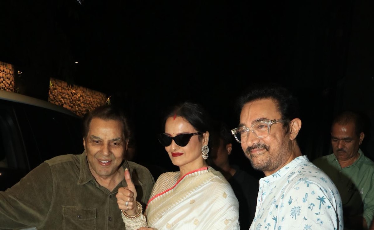 Rekha, Aamir Khan Touch Dharmendra’s feet at loveyapa screening