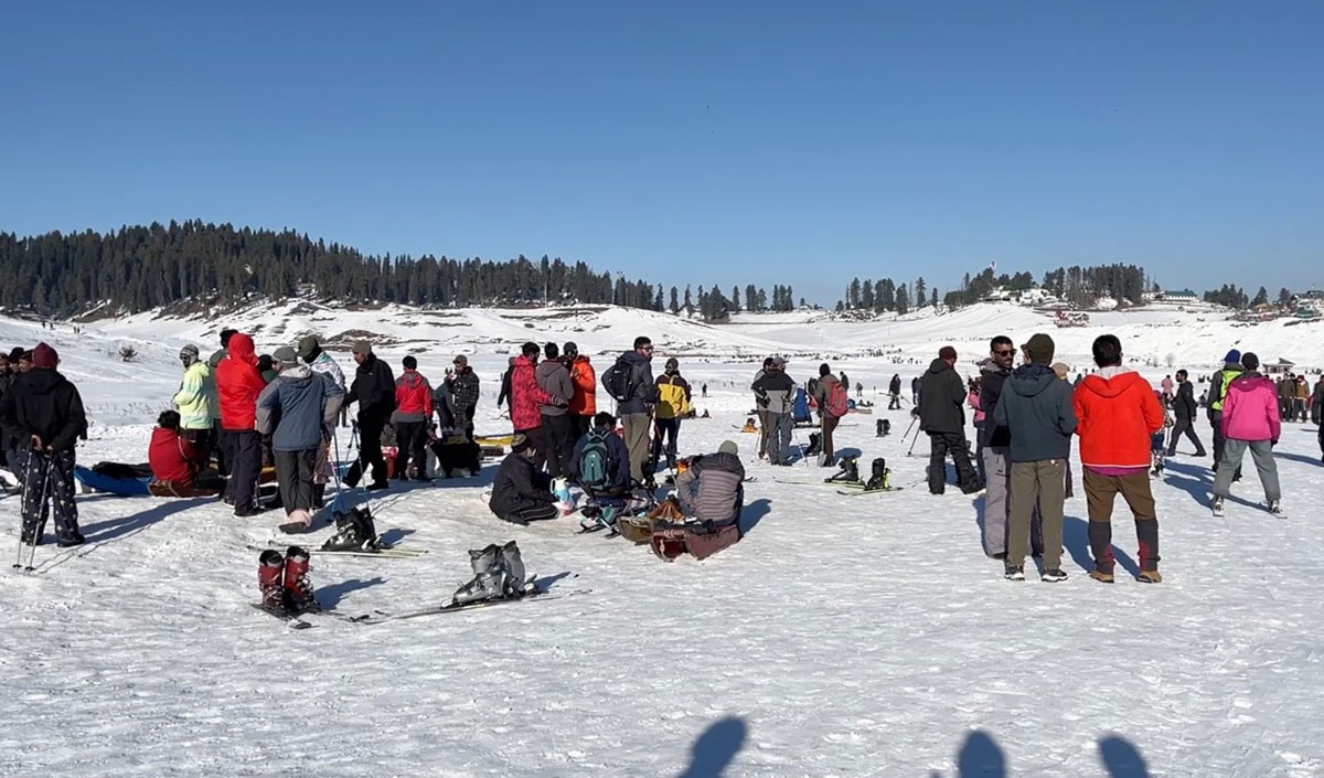 huge crowd of tourists in Jammu Kashmirs Gulmarg